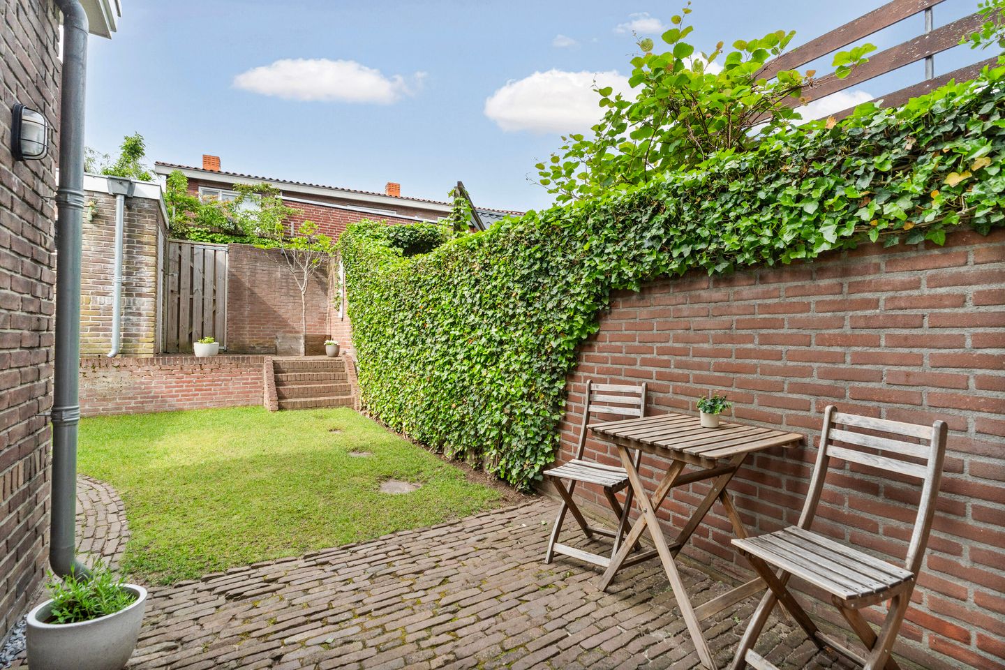 Characterful 1930s Townhouse with Original Details and Modern Comfort — 44