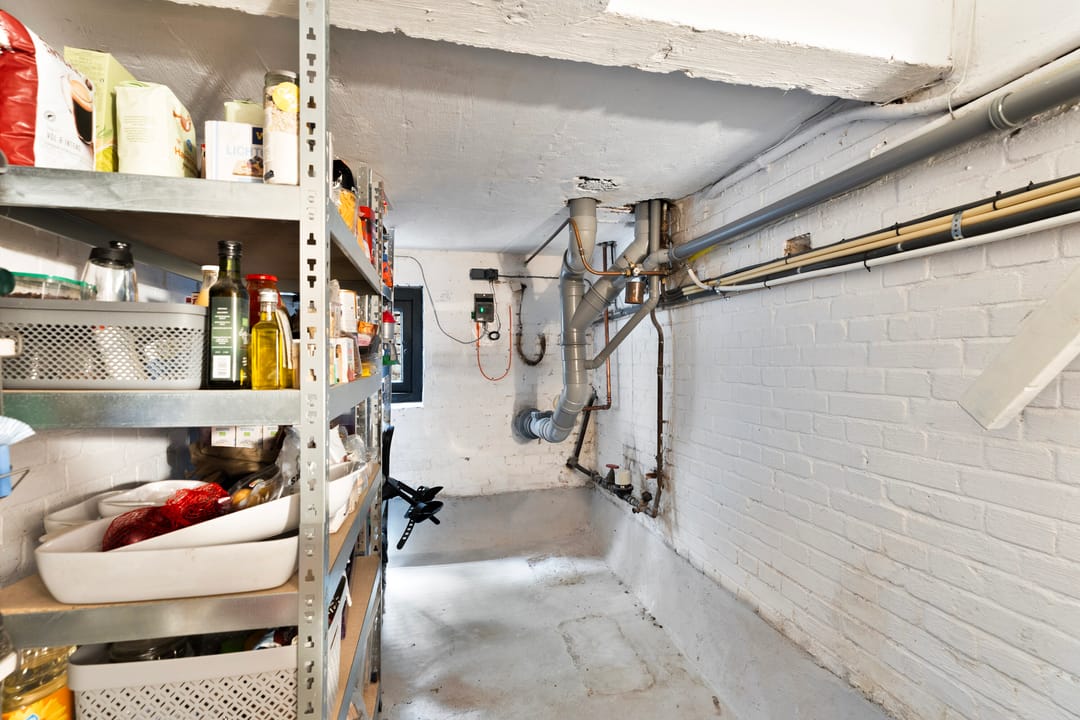 Characterful 1930s Townhouse with Original Details and Modern Comfort — 22