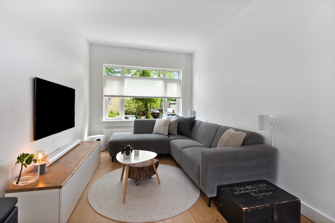 Characterful 1930s Townhouse with Original Details and Modern Comfort — 7