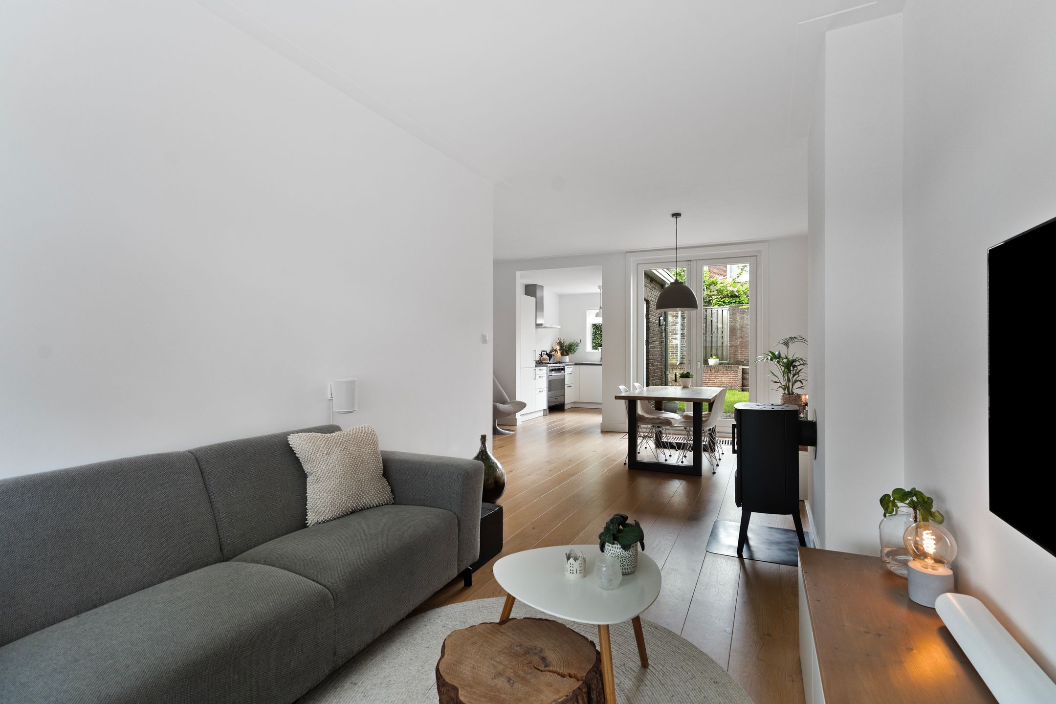 Characterful 1930s Townhouse with Original Details and Modern Comfort — 9