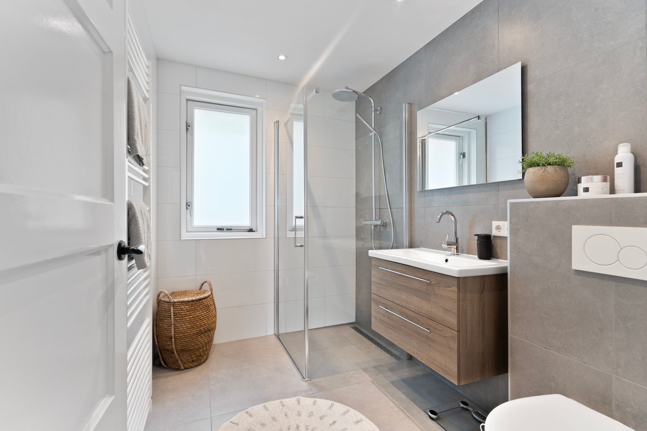 Characterful 1930s Townhouse with Original Details and Modern Comfort — 36