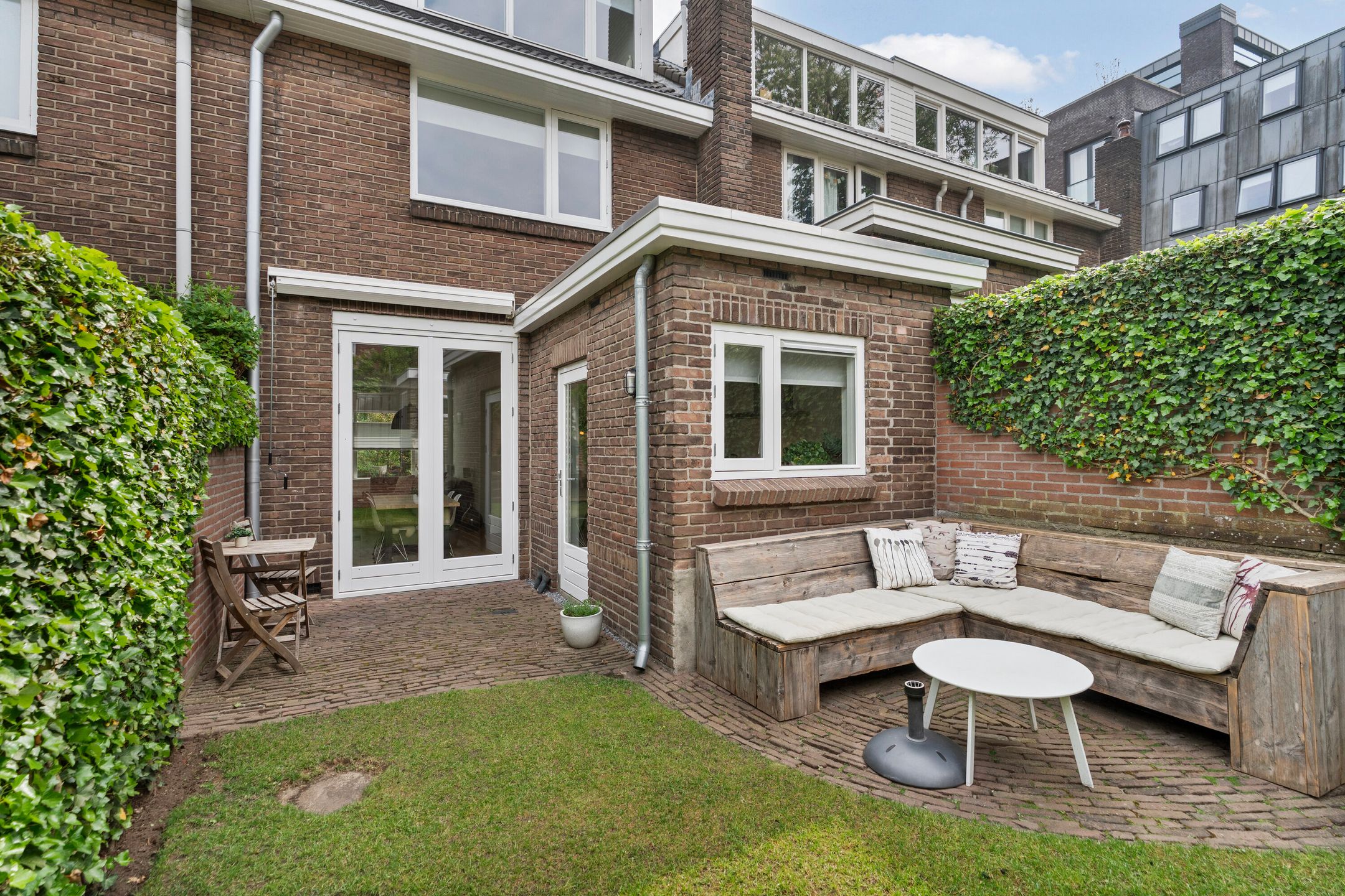 Characterful 1930s Townhouse with Original Details and Modern Comfort — 42