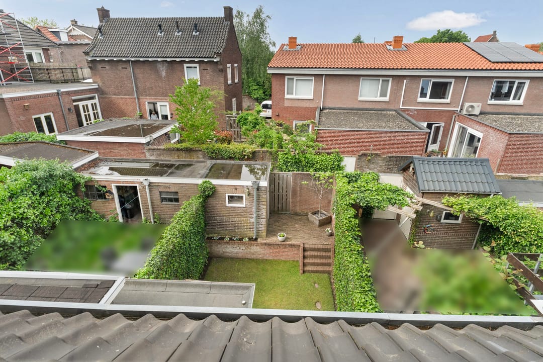 Characterful 1930s Townhouse with Original Details and Modern Comfort — 31