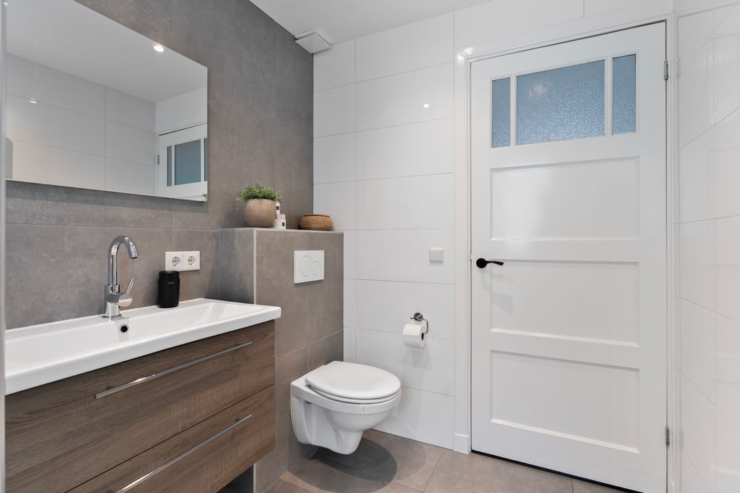 Characterful 1930s Townhouse with Original Details and Modern Comfort — 38
