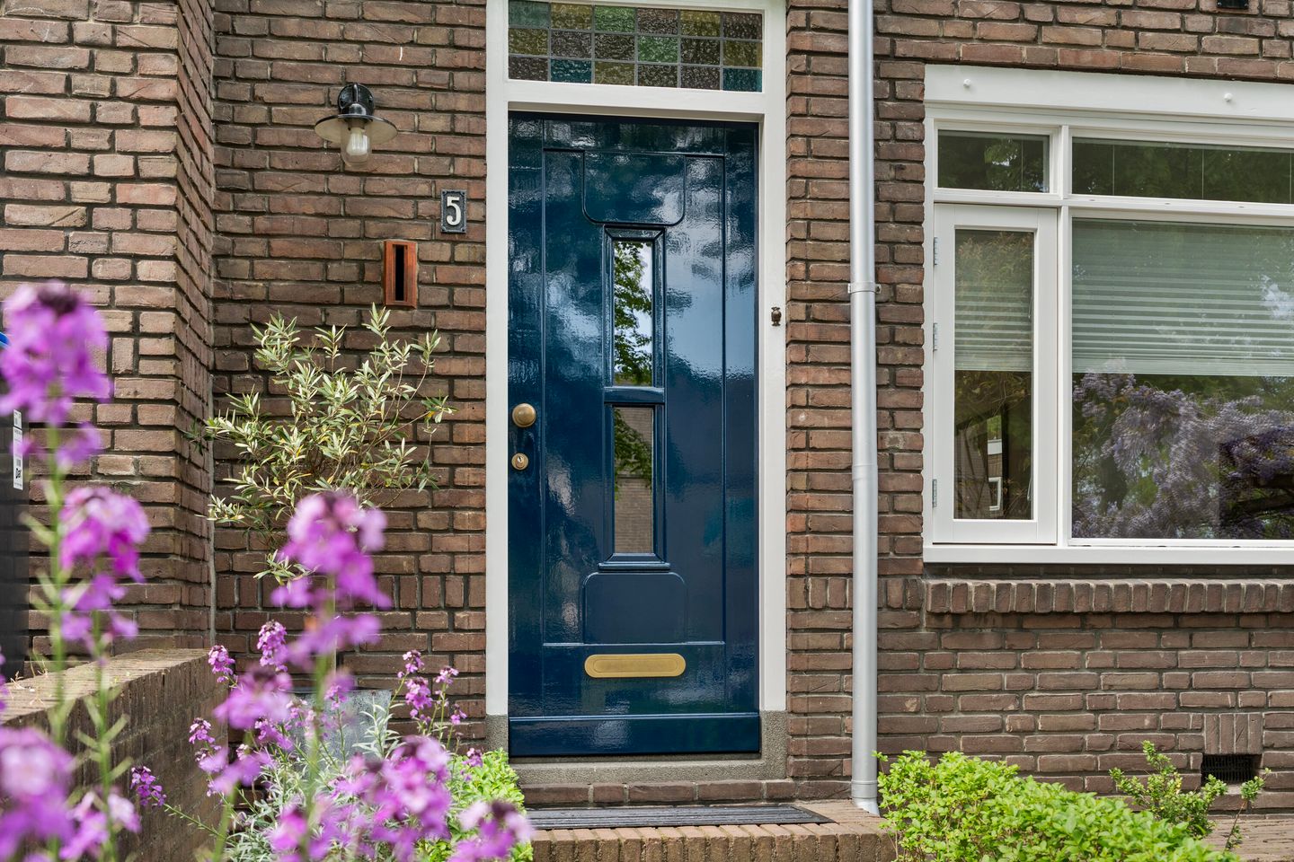 Characterful 1930s Townhouse with Original Details and Modern Comfort — 50