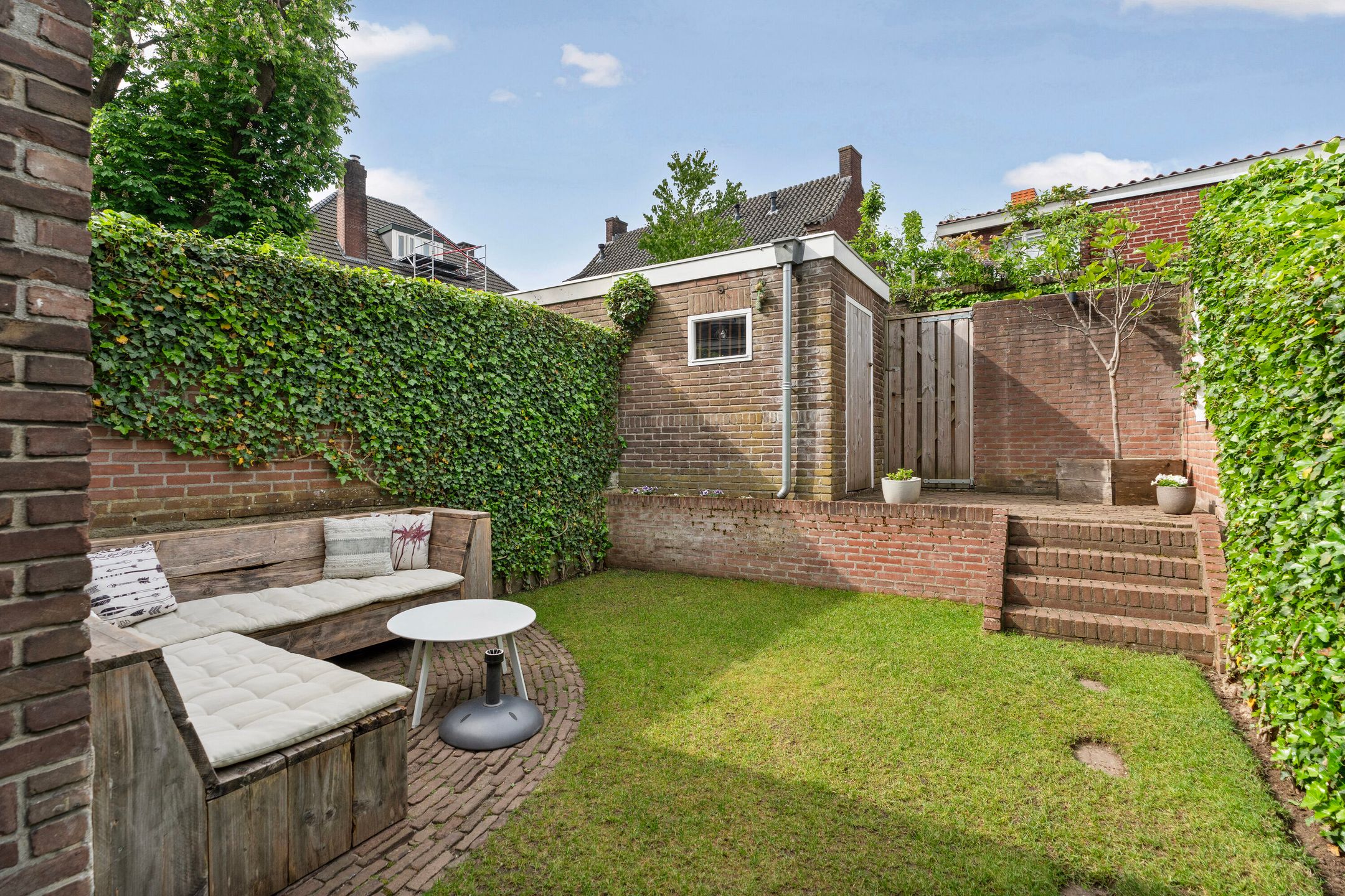 Characterful 1930s Townhouse with Original Details and Modern Comfort — 45
