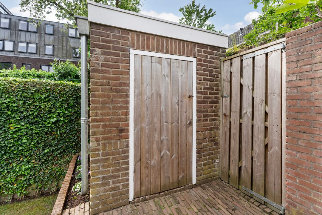Characterful 1930s Townhouse with Original Details and Modern Comfort — 47
