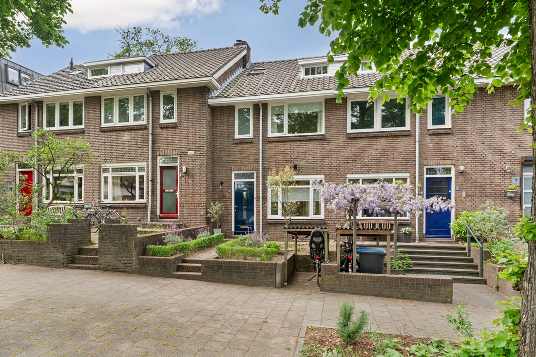 Characterful 1930s Townhouse with Original Details and Modern Comfort — 52