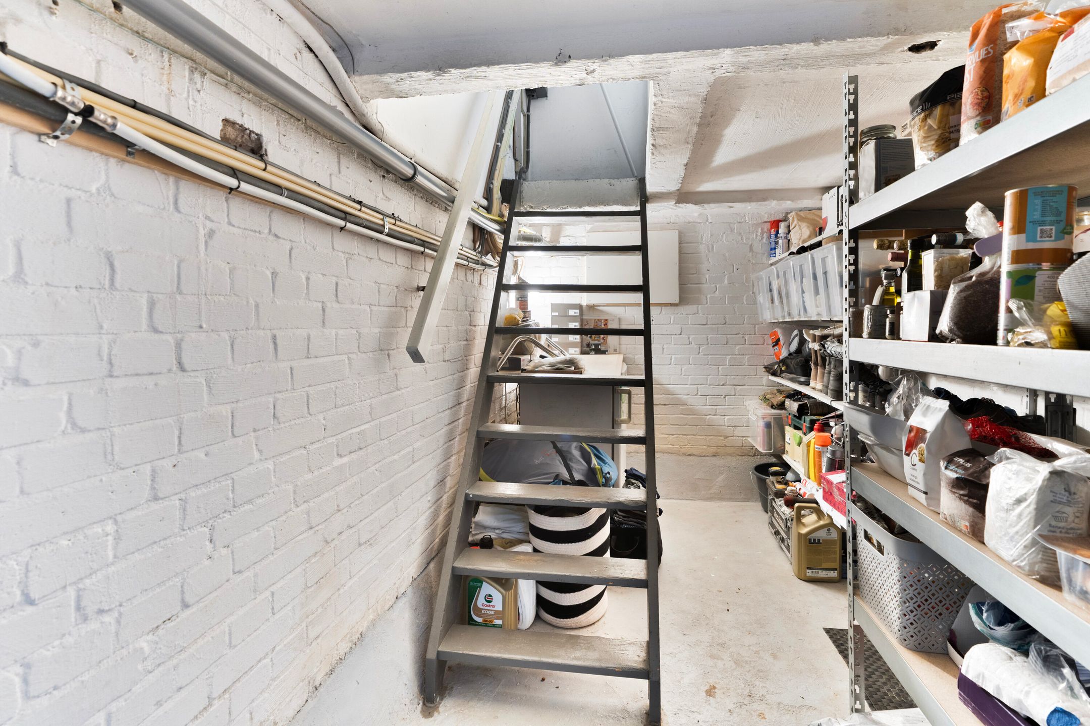 Characterful 1930s Townhouse with Original Details and Modern Comfort — 21
