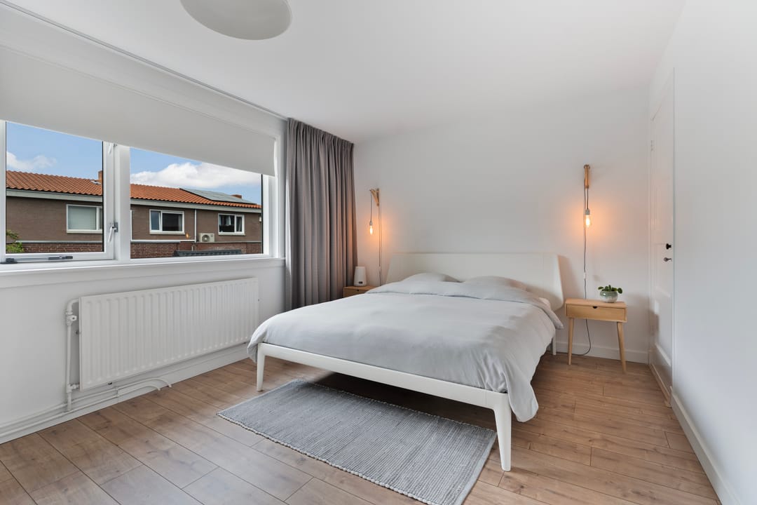 Characterful 1930s Townhouse with Original Details and Modern Comfort — 32