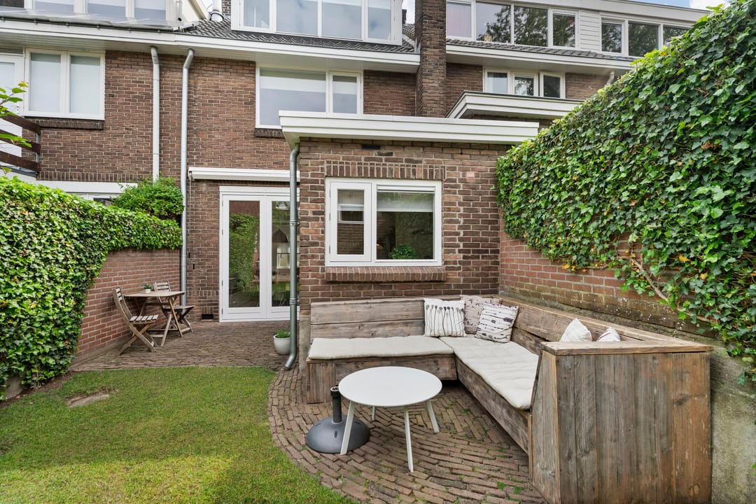 Characterful 1930s Townhouse with Original Details and Modern Comfort — 43