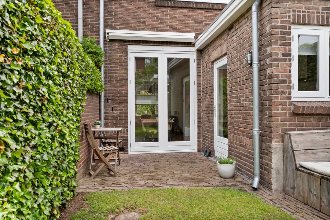 Characterful 1930s Townhouse with Original Details and Modern Comfort — 41
