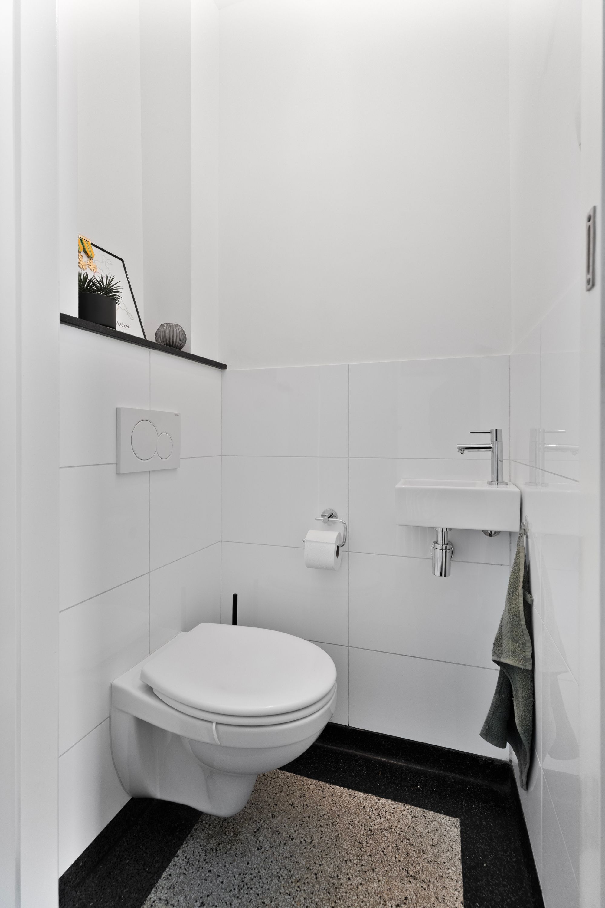Characterful 1930s Townhouse with Original Details and Modern Comfort — 24