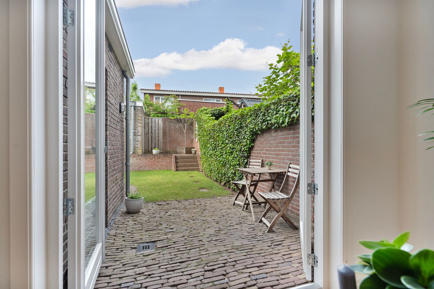 Characterful 1930s Townhouse with Original Details and Modern Comfort — 20