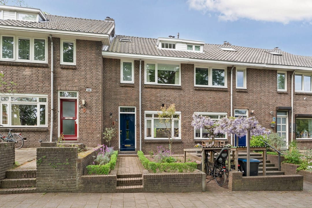 Characterful 1930s Townhouse with Original Details and Modern Comfort — 53