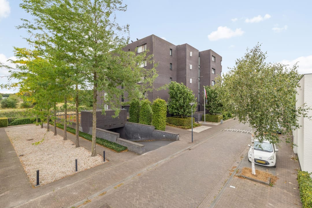 Spacious Maisonnette with Panoramic Golf Course Views in Teteringen — 7