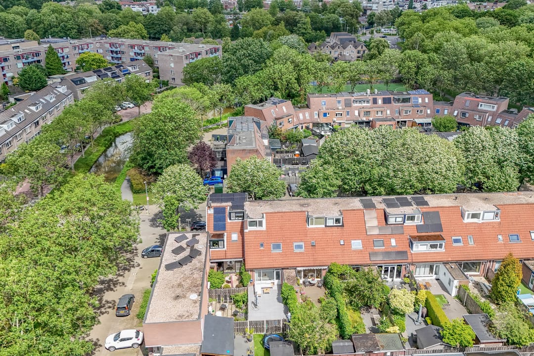 Spacious Family Home with Private Garden in Oosterflank — 37