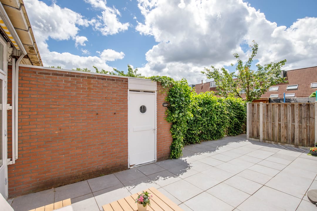 Spacious Family Home with Private Garden in Oosterflank — 31
