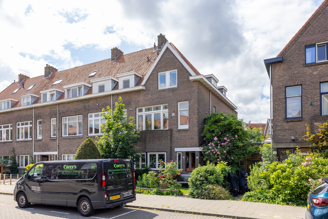 Characterful Upper Apartment with Original Details and Renovation Potential in Hillegersberg