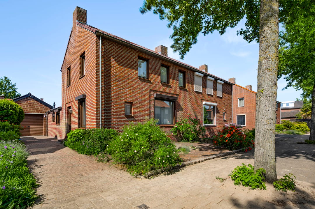 Spacious Family Home with Garden and Garage in Central Horst