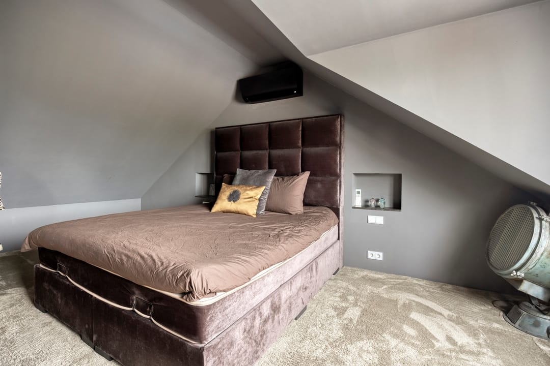 Modern 5 Bedroom Renovated Family Home with Solar Panels — 26