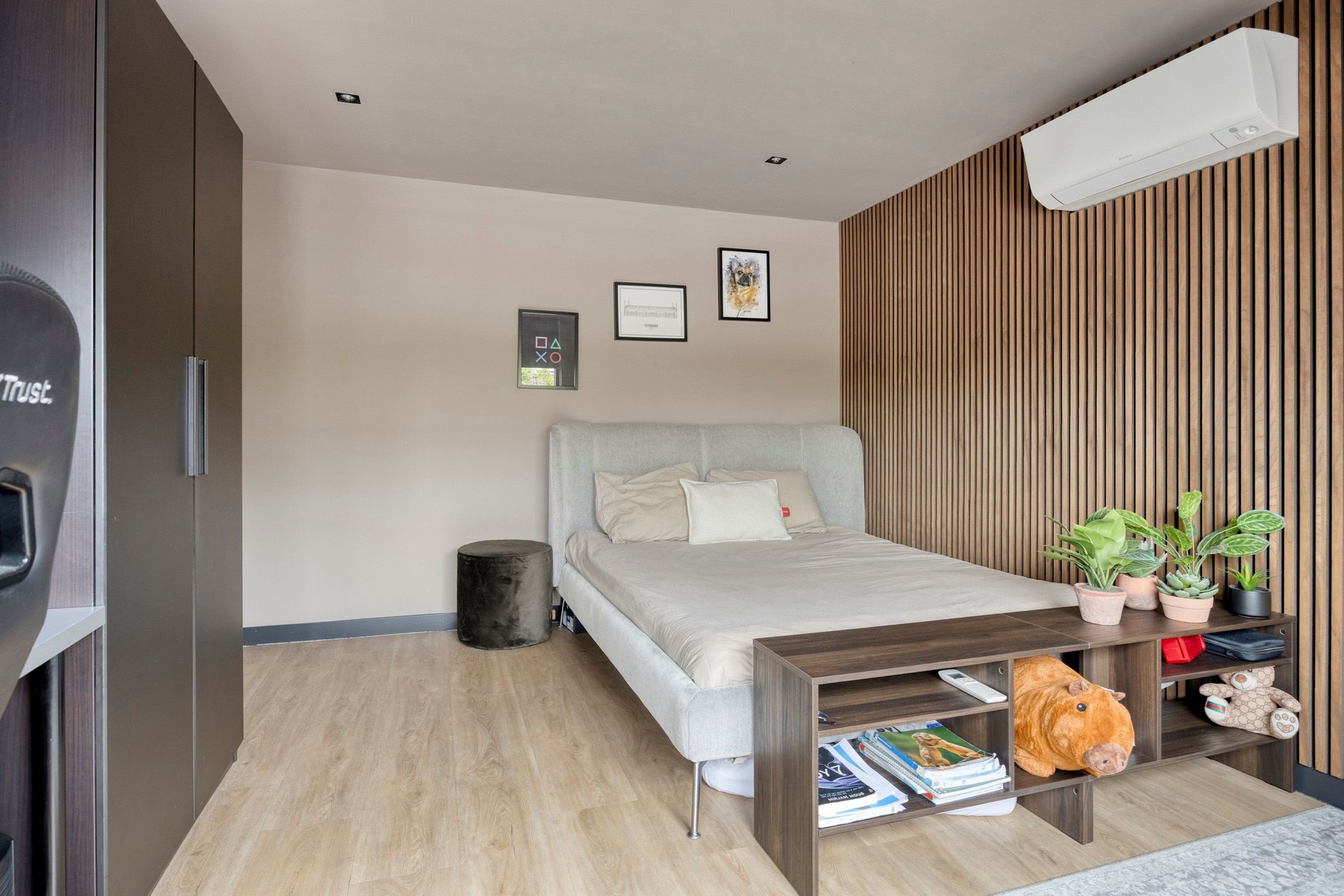 Modern 5 Bedroom Renovated Family Home with Solar Panels — 18