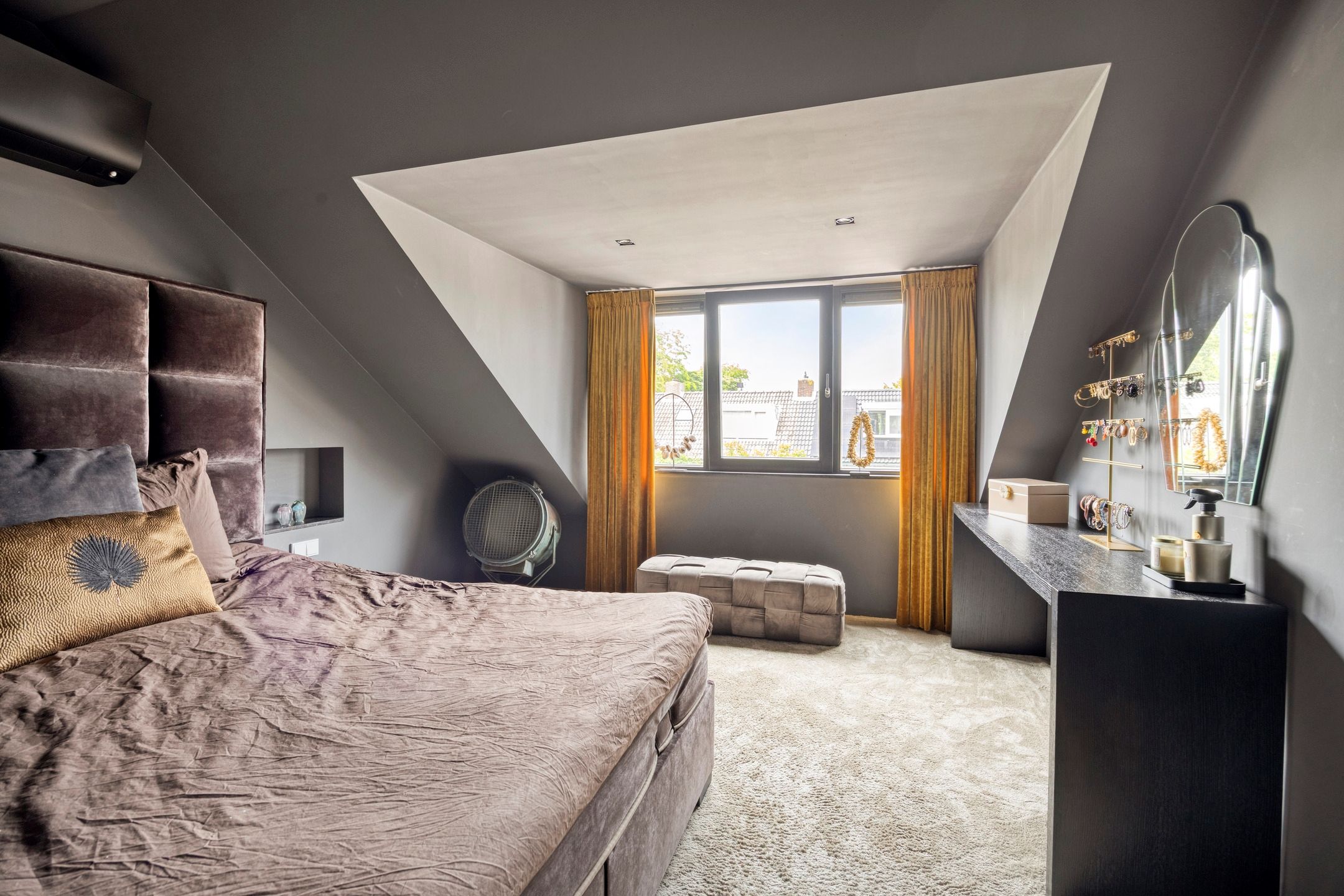 Modern 5 Bedroom Renovated Family Home with Solar Panels — 27