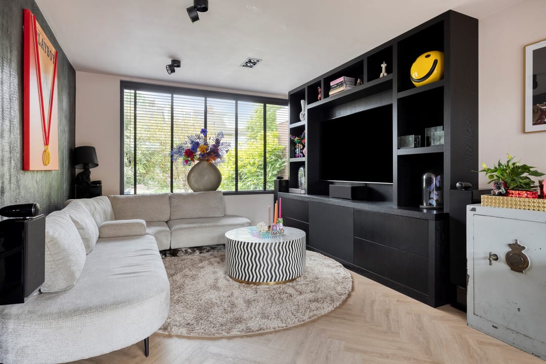 Modern 5 Bedroom Renovated Family Home with Solar Panels — 7
