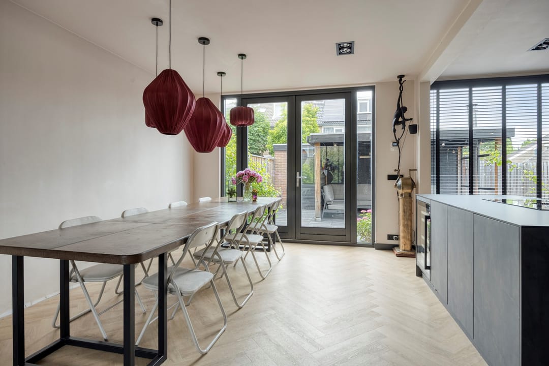 Modern 5 Bedroom Renovated Family Home with Solar Panels — 8