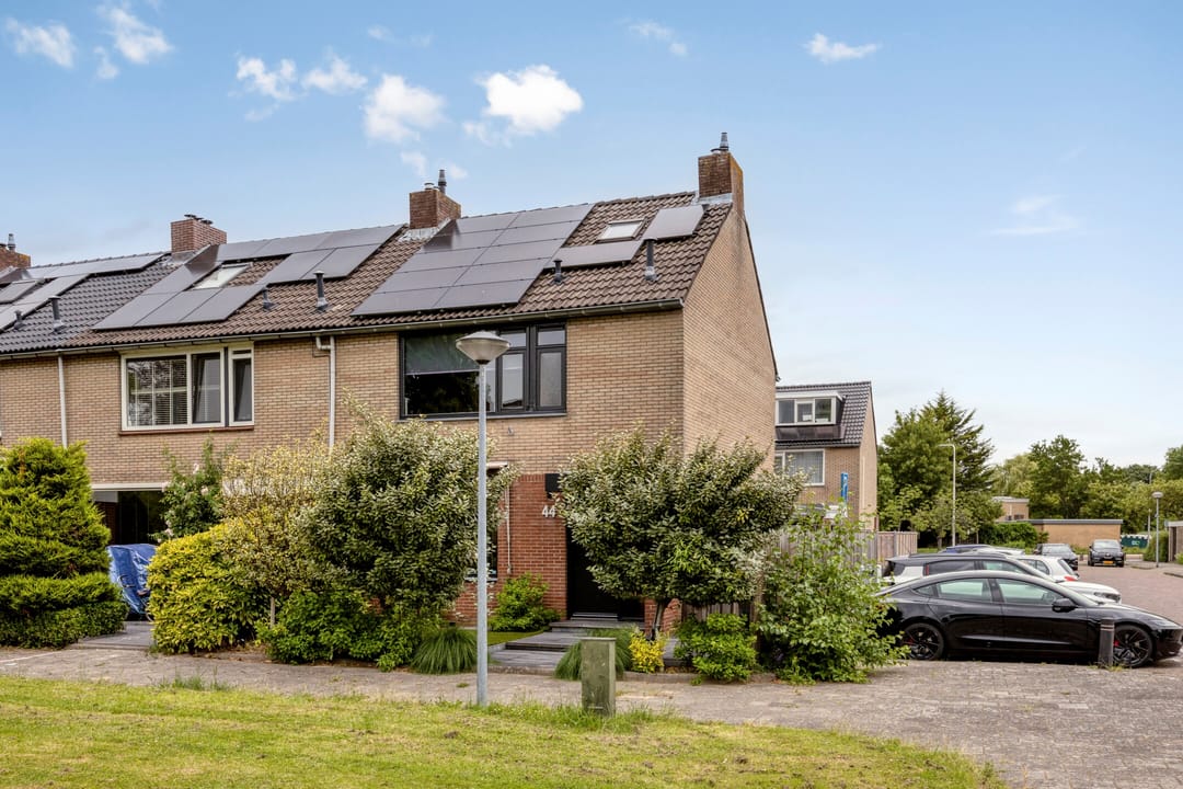 Modern 5 Bedroom Renovated Family Home with Solar Panels — 31