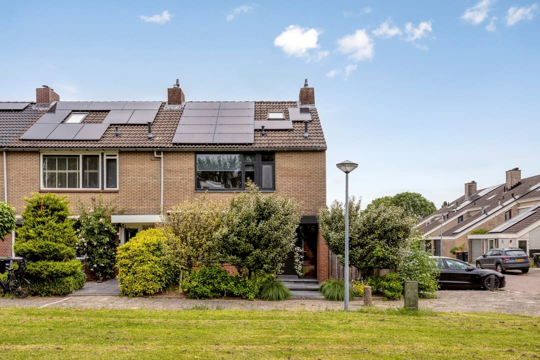 Modern 5 Bedroom Renovated Family Home with Solar Panels — 32