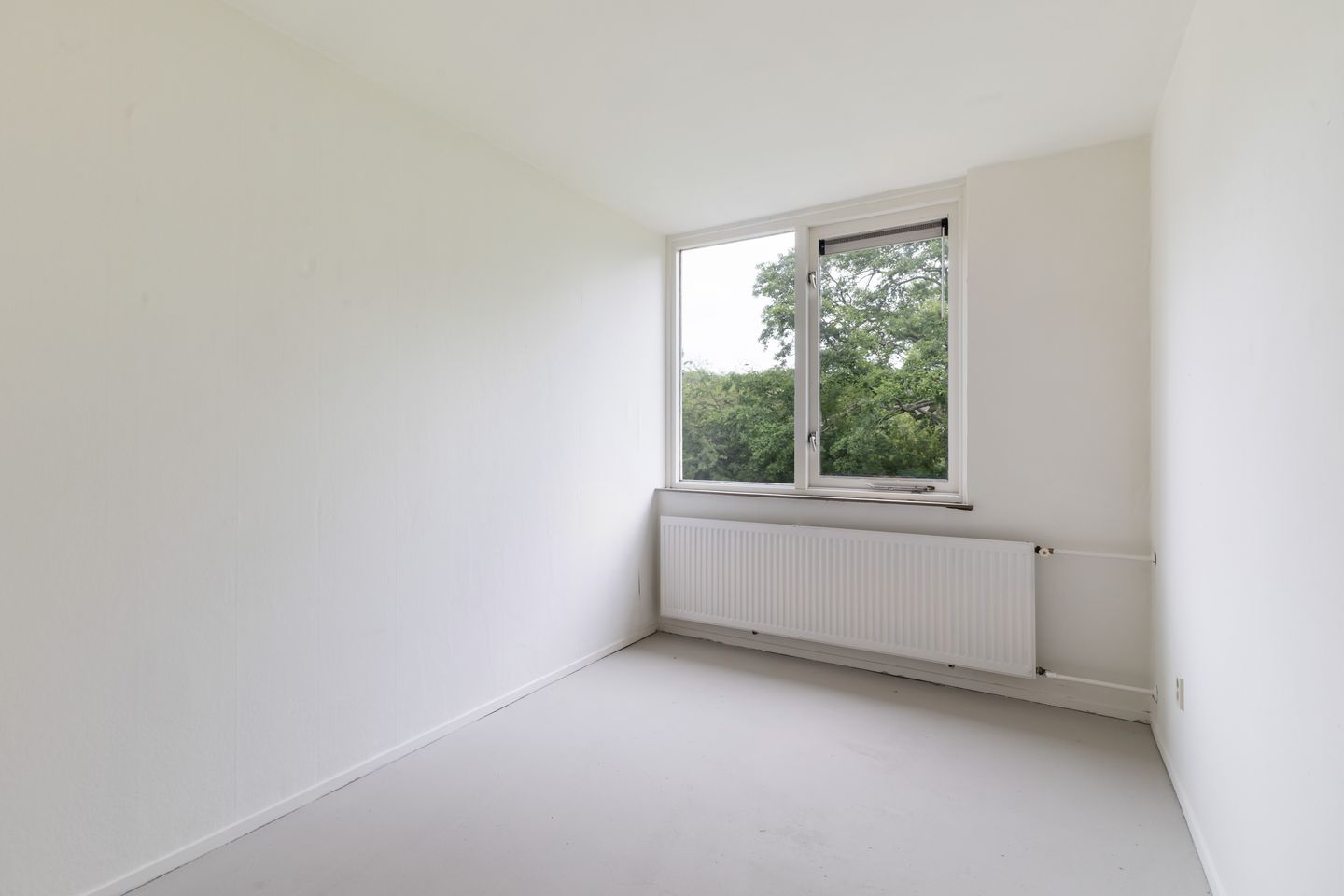 Spacious Corner Home with Four Bedrooms and Renovation Potential — 20