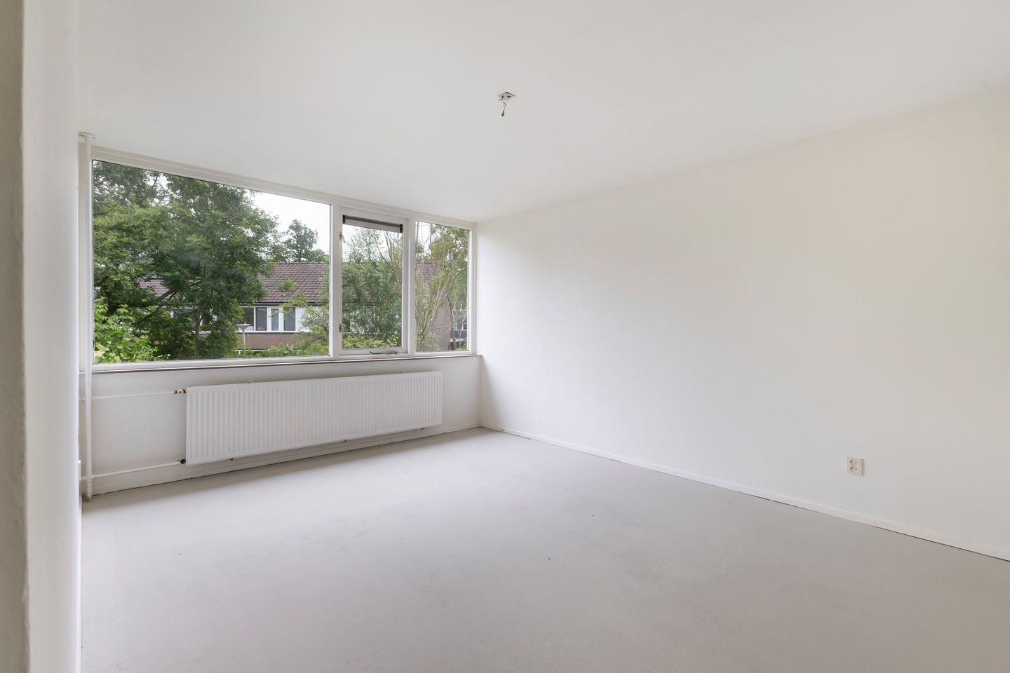 Spacious Corner Home with Four Bedrooms and Renovation Potential — 19