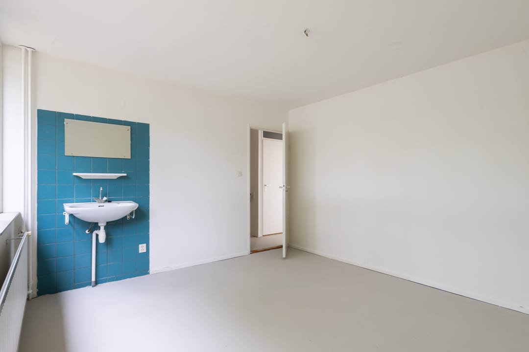 Spacious Corner Home with Four Bedrooms and Renovation Potential — 23