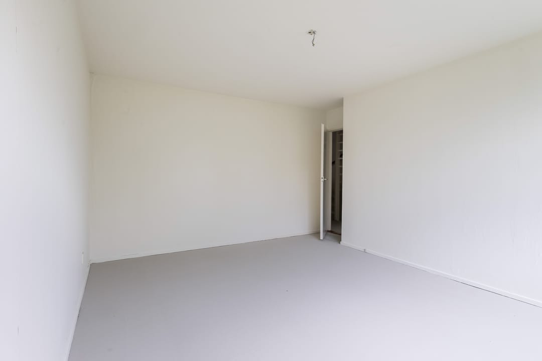 Spacious Corner Home with Four Bedrooms and Renovation Potential — 22