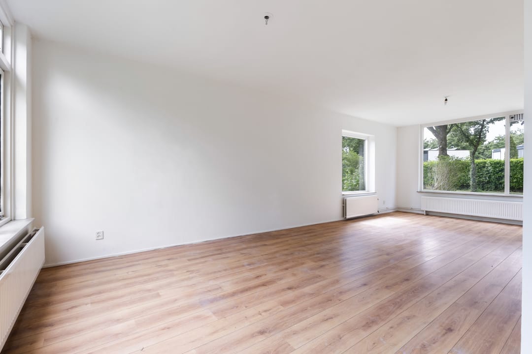 Spacious Corner Home with Four Bedrooms and Renovation Potential — 11