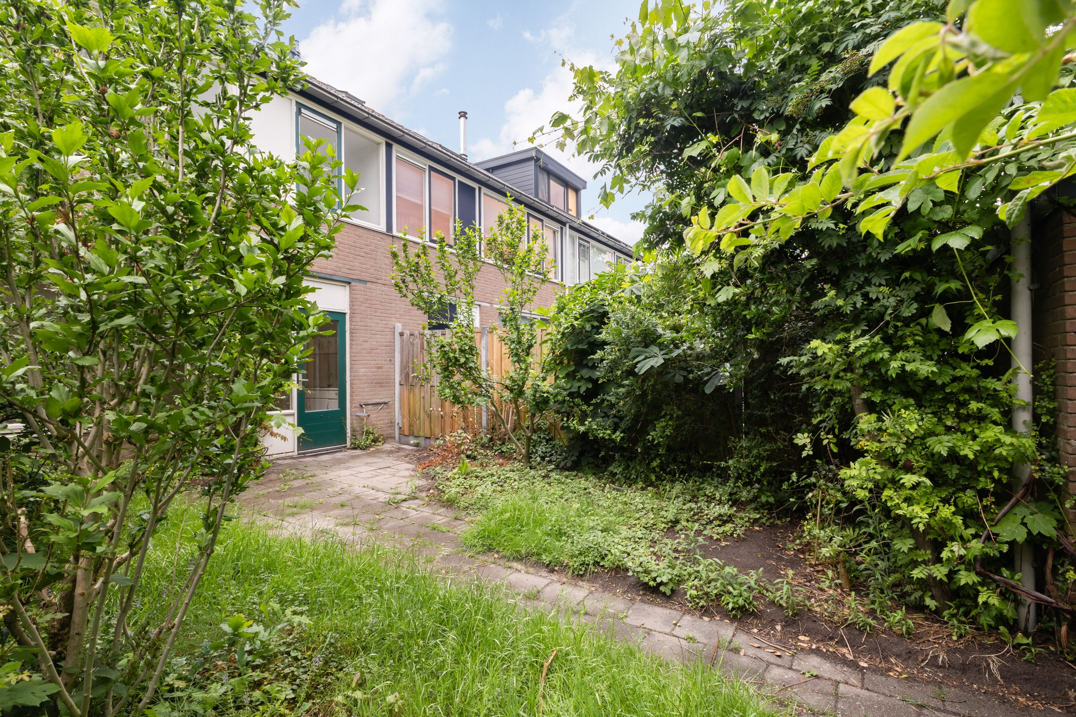 Spacious Corner Home with Four Bedrooms and Renovation Potential — 33