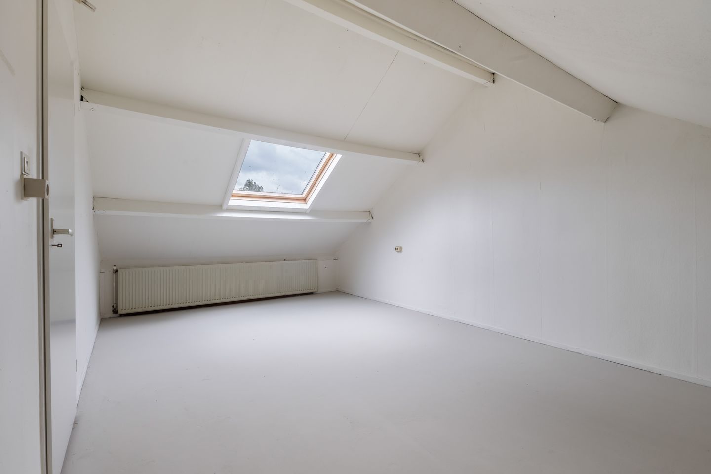 Spacious Corner Home with Four Bedrooms and Renovation Potential — 29