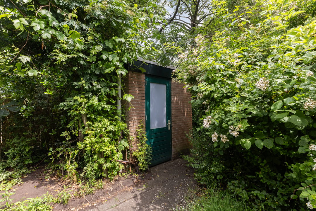 Spacious Corner Home with Four Bedrooms and Renovation Potential — 31