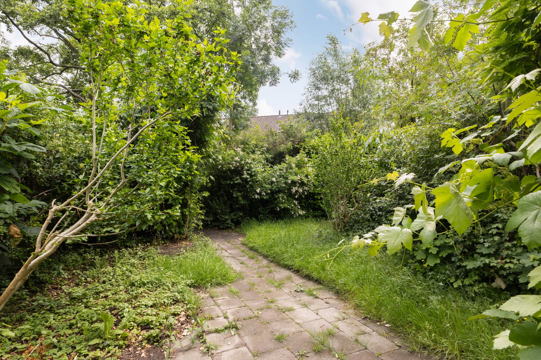 Spacious Corner Home with Four Bedrooms and Renovation Potential — 32