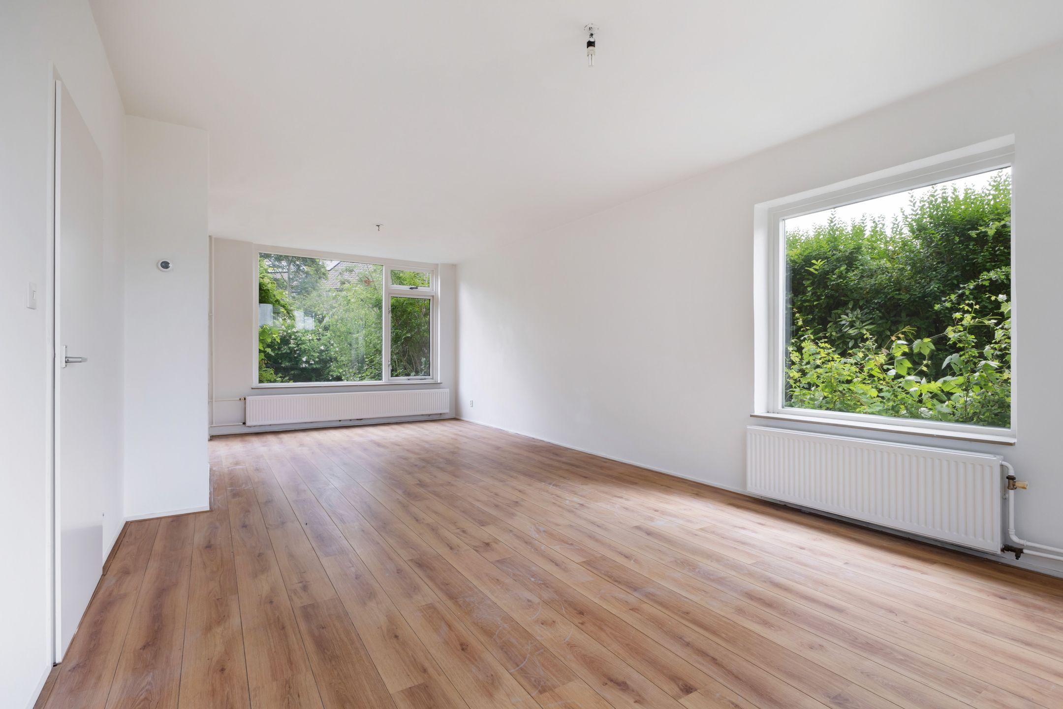 Spacious Corner Home with Four Bedrooms and Renovation Potential — 12