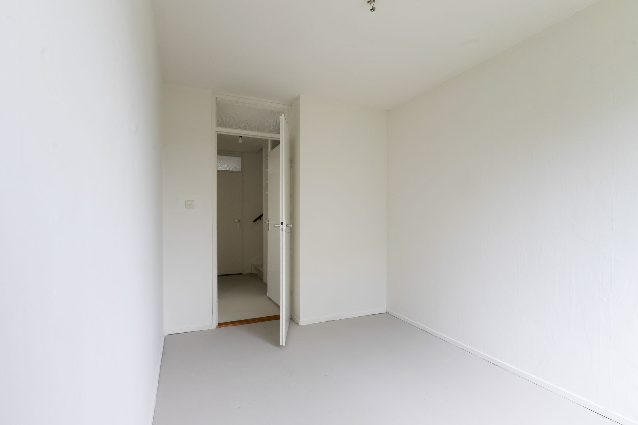Spacious Corner Home with Four Bedrooms and Renovation Potential — 21