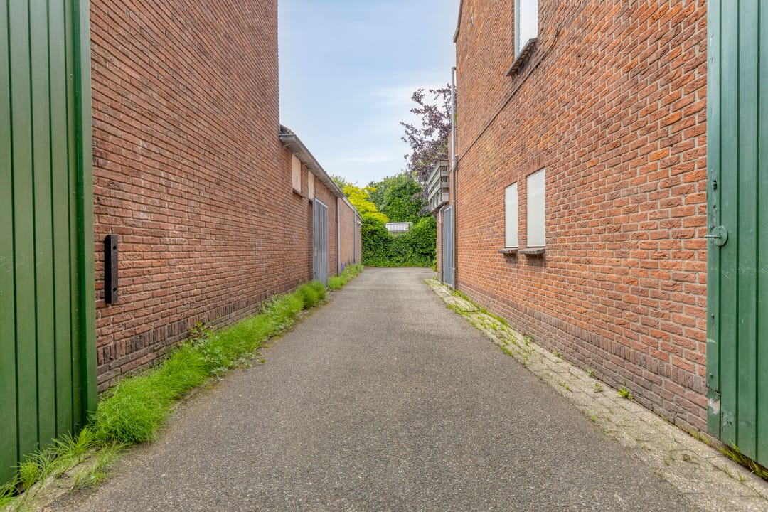 Spacious and Well-Maintained Garage Box with Generous Driveway — 8