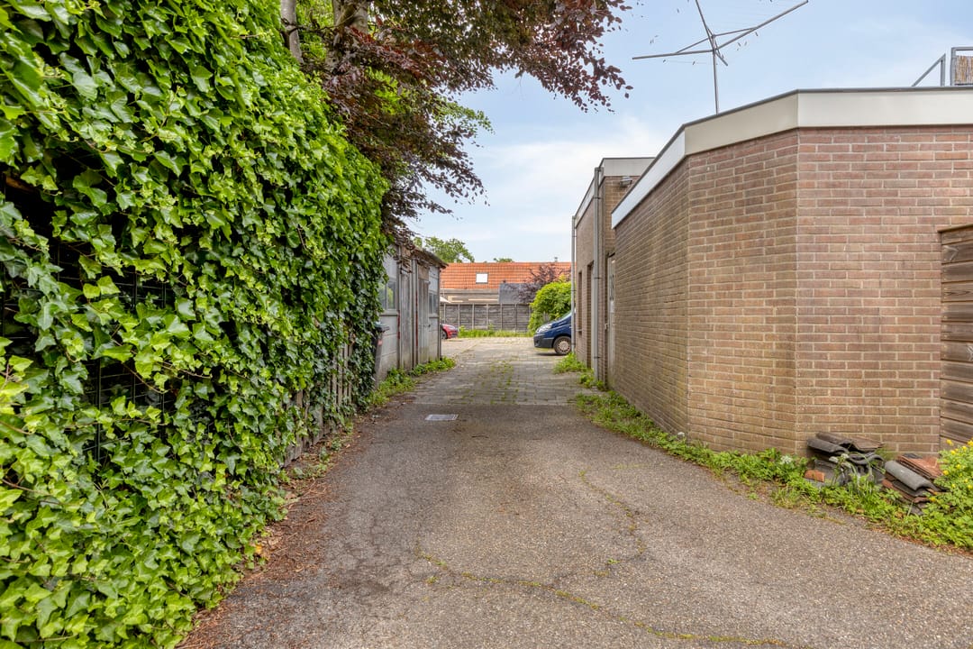 Spacious and Well-Maintained Garage Box with Generous Driveway — 7
