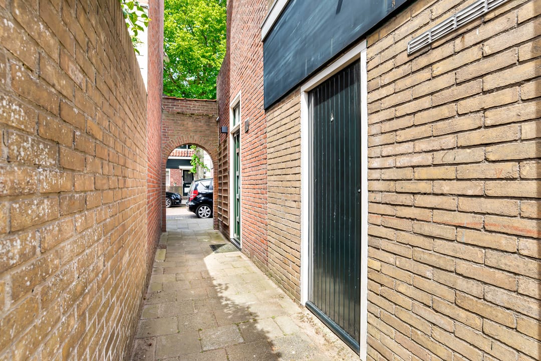 Bright semi detached home with modern finish and south west balcony — 11