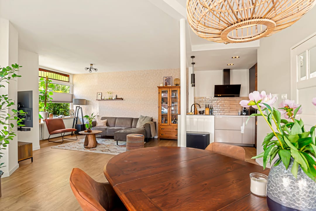 Bright semi detached home with modern finish and south west balcony — 23