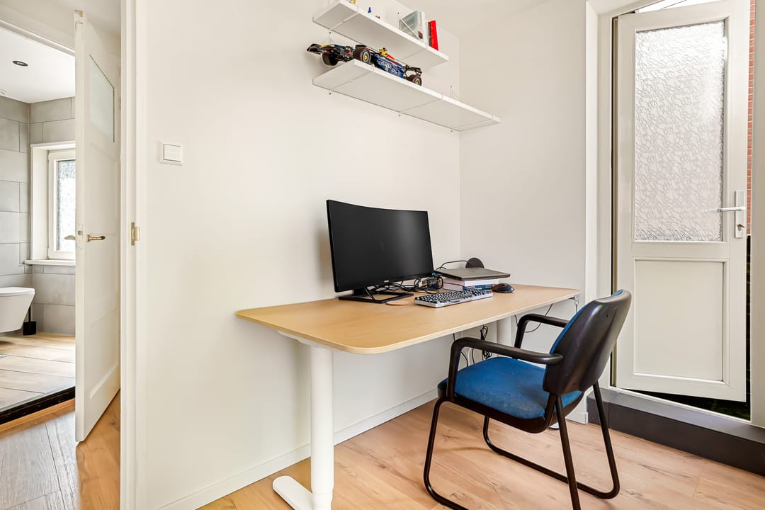 Bright semi detached home with modern finish and south west balcony — 41