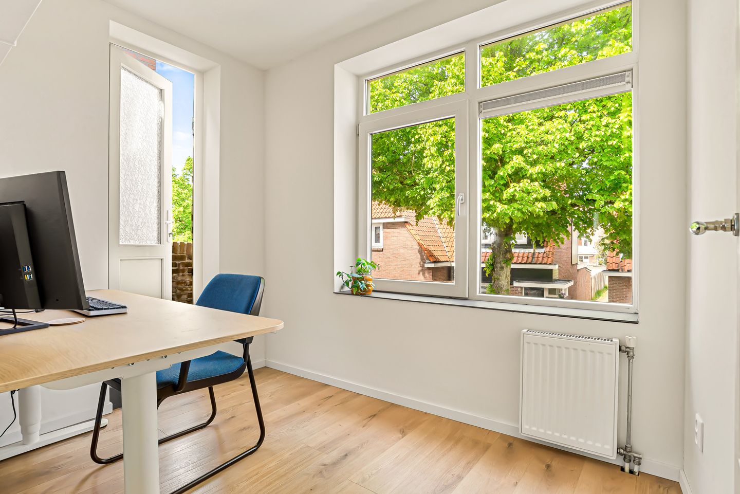 Bright semi detached home with modern finish and south west balcony — 40