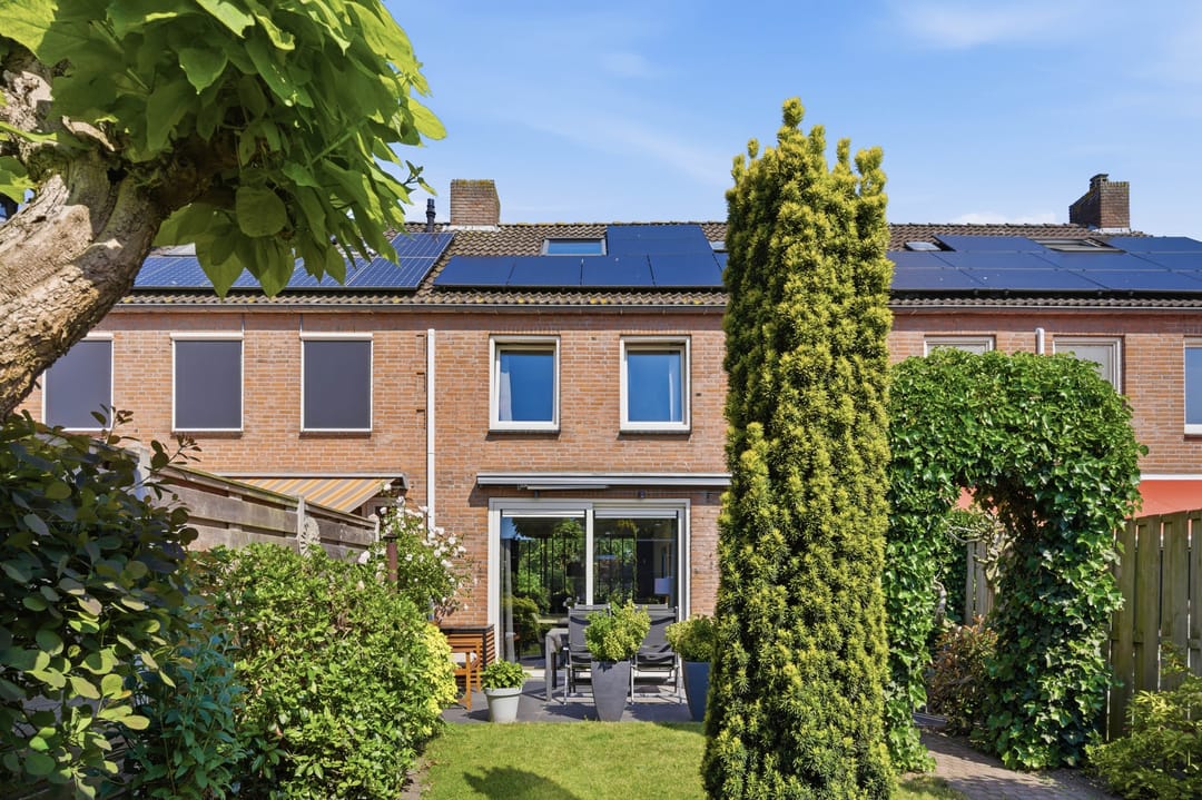 Spacious Family Home with Sunlit Garden and Solar Panels — 26