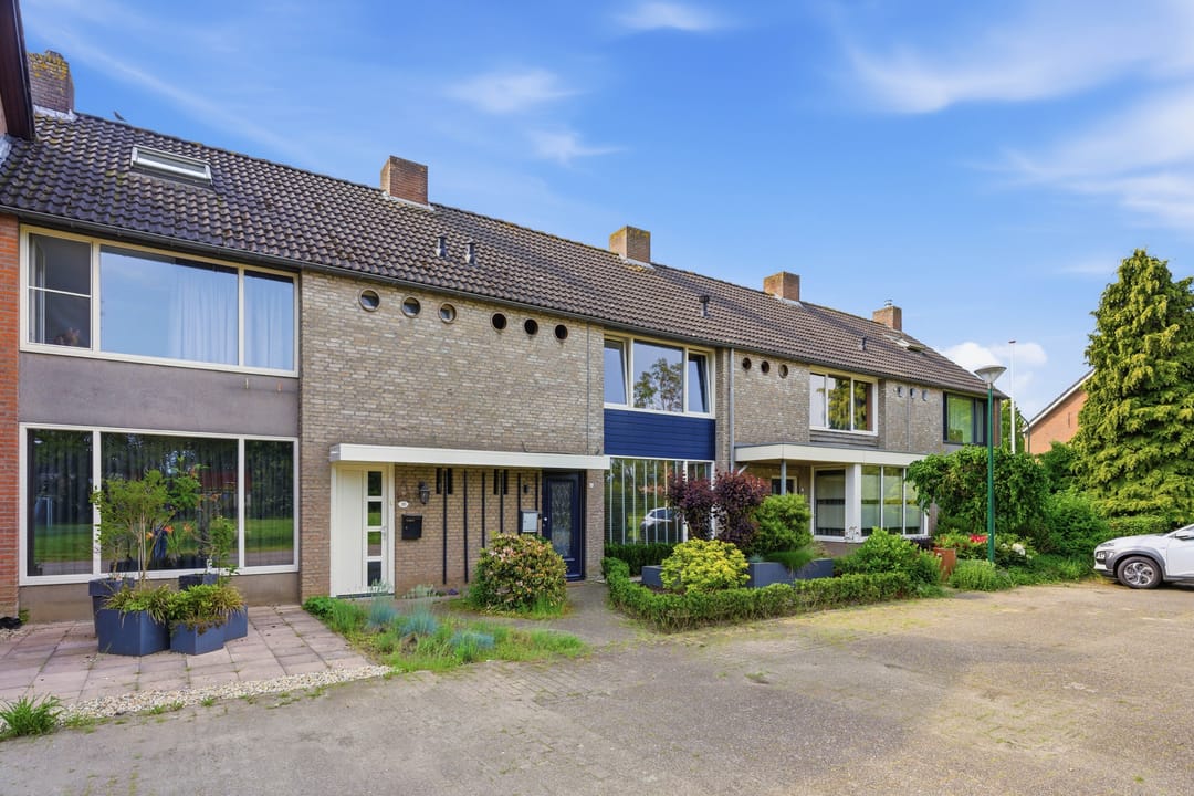 Spacious Family Home with Sunlit Garden and Solar Panels